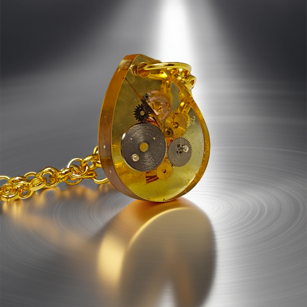 Wisiorek Industrialny – Kropla z Mechanizmami Zegarkowymi (Żywica)