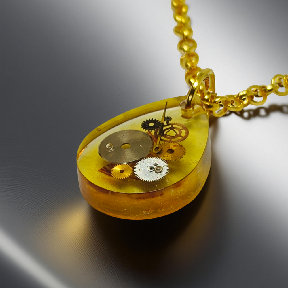 Wisiorek Industrialny – Kropla z Mechanizmami Zegarkowymi (Żywica)