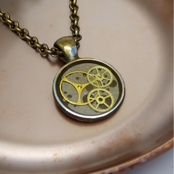 Wisiorek Industrialny I Steampunk – Biżuteria Vintage z Mechanizmami Zegarkowymi