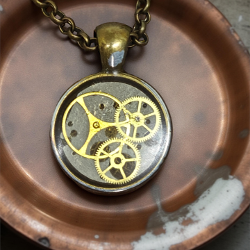 Wisiorek Industrialny I Steampunk – Biżuteria Vintage z Mechanizmami Zegarkowymi