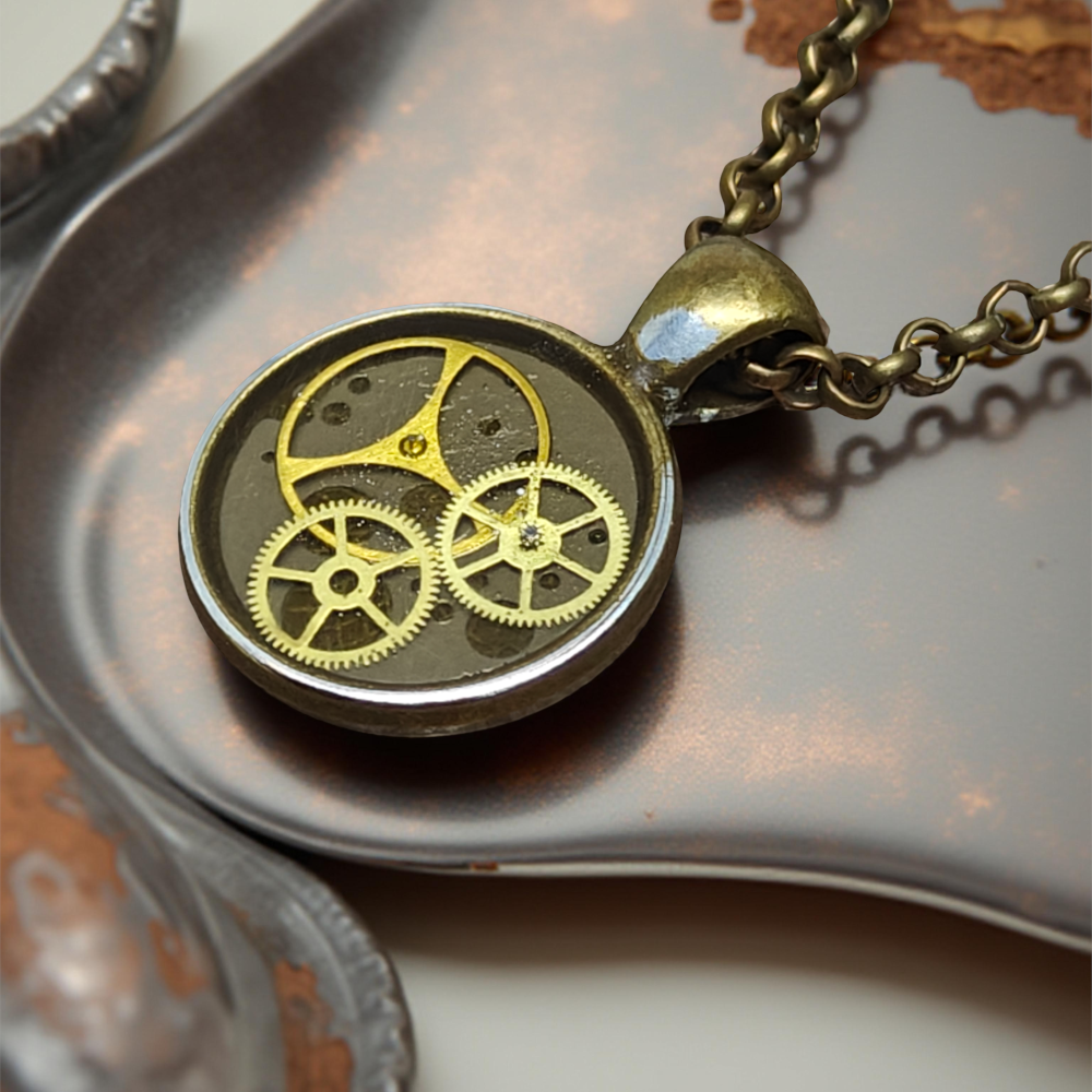 Wisiorek Industrialny I Steampunk – Biżuteria Vintage z Mechanizmami Zegarkowymi