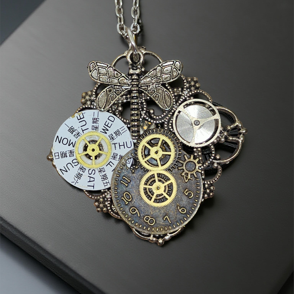 Wisiorek Steampunkowy XVII z Mechanizmami Zegarkowymi i Zawieszkami