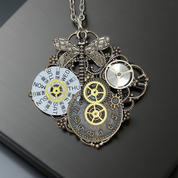 Wisiorek Steampunkowy XVII z Mechanizmami Zegarkowymi i Zawieszkami