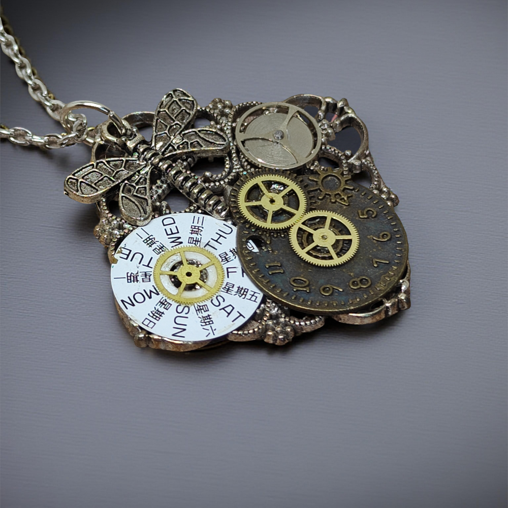 Wisiorek Steampunkowy XVII z Mechanizmami Zegarkowymi i Zawieszkami