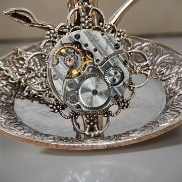 Steampunkowy Wisiorek XXIV z Mechanizmem Zegarkowym i Srebrną Bazą