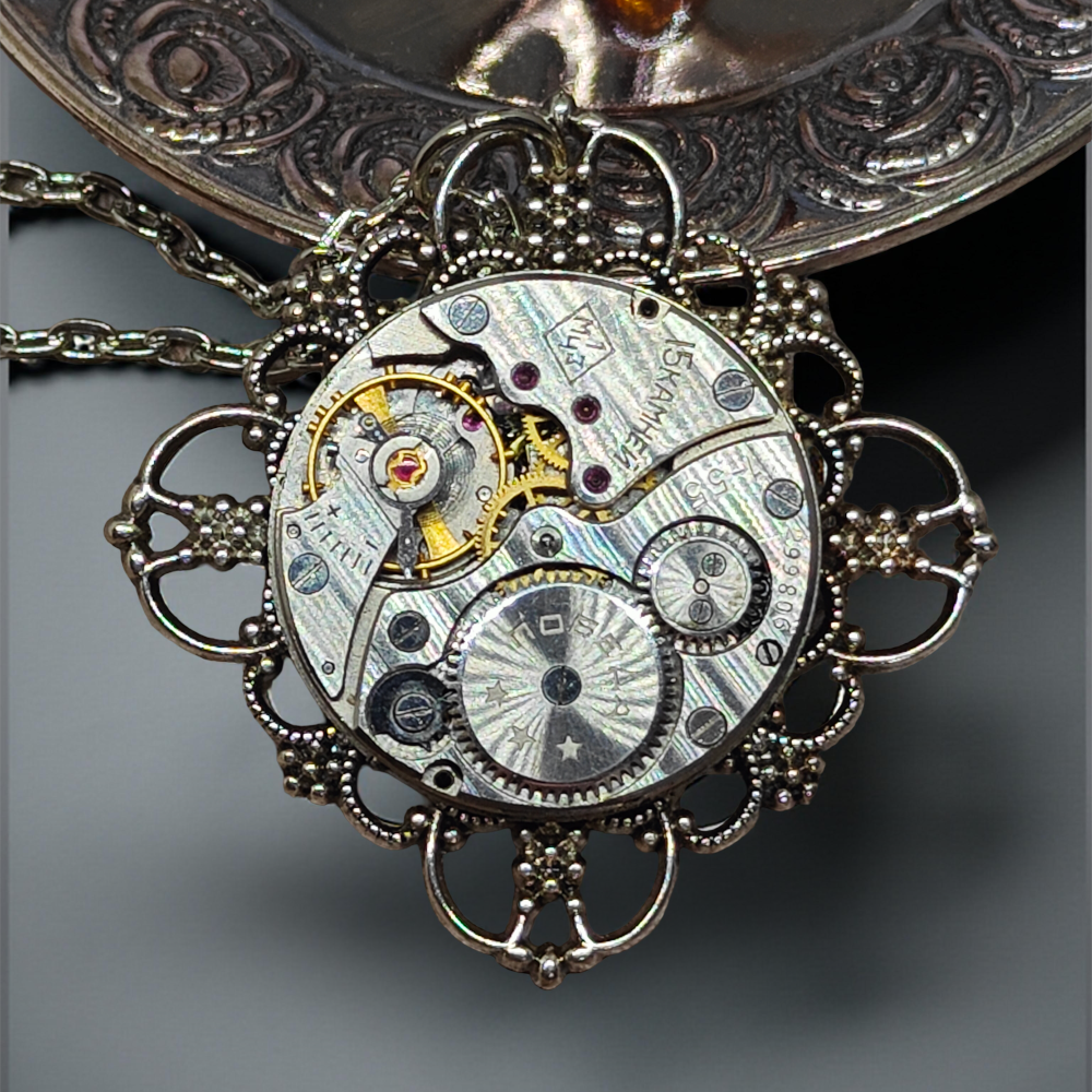 Steampunkowy Wisiorek XXIV z Mechanizmem Zegarkowym i Srebrną Bazą
