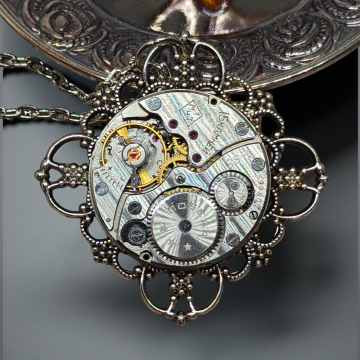 Steampunkowy Wisiorek XXIV z Mechanizmem Zegarkowym i Srebrną Bazą
