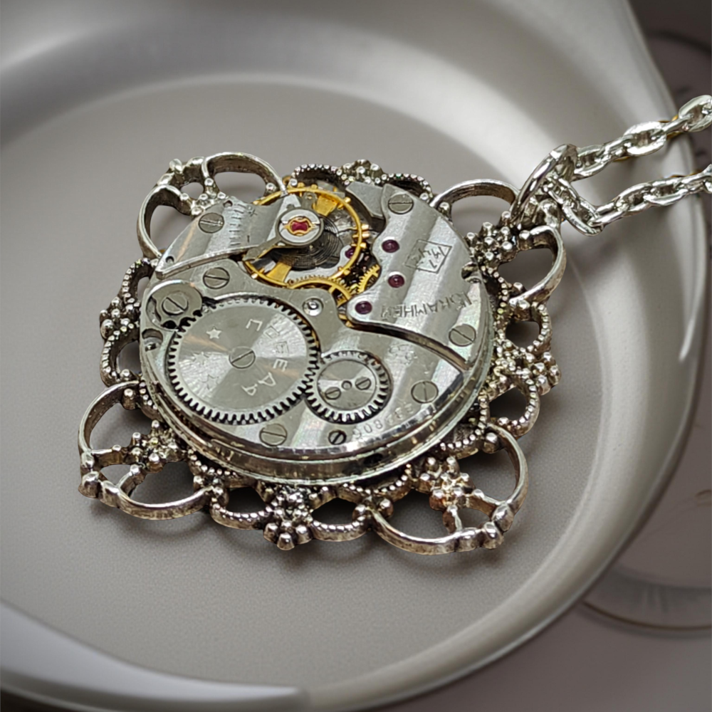 Steampunkowy Wisiorek XXIV z Mechanizmem Zegarkowym i Srebrną Bazą