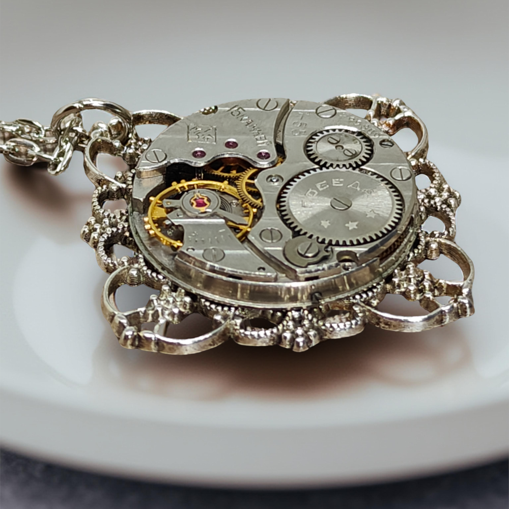 Steampunkowy Wisiorek XXIV z Mechanizmem Zegarkowym i Srebrną Bazą