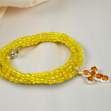 Bransoletka z miodowych koralików szklanych z zawieszką krzyżem – 2w1: bransoletka i naszyjnik