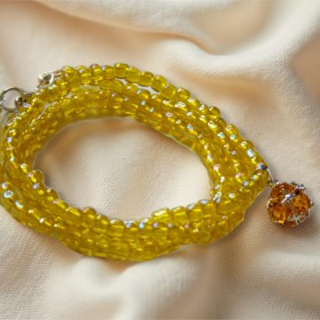Bransoletka z miodowych koralików szklanych z zawieszką kulą – 2w1: bransoletka i naszyjnik