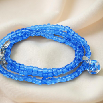 Bransoletka z niebieskich koralików szklanych z zawieszką w kształcie kuli – 2w1: bransoletka i naszyjnik