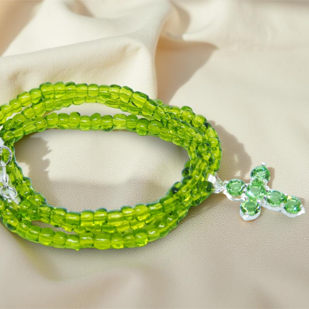 Bransoletka z zielonych koralików szklanych z zawieszką w kształcie krzyża – 2w1: bransoletka i naszyjnik