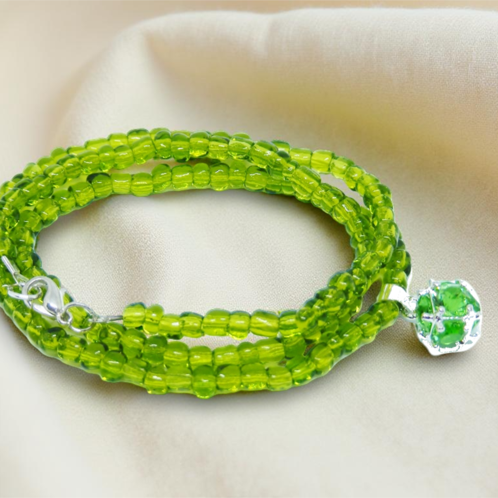 Bransoletka z zielonych koralików szklanych z zawieszką w kształcie kuli – 2w1: bransoletka i naszyjnik