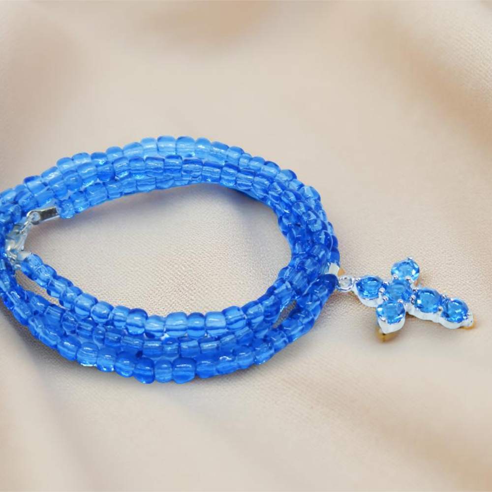 Bransoletka z niebieskich koralików szklanych z zawieszką krzyżem – 2w1: bransoletka i naszyjnik
