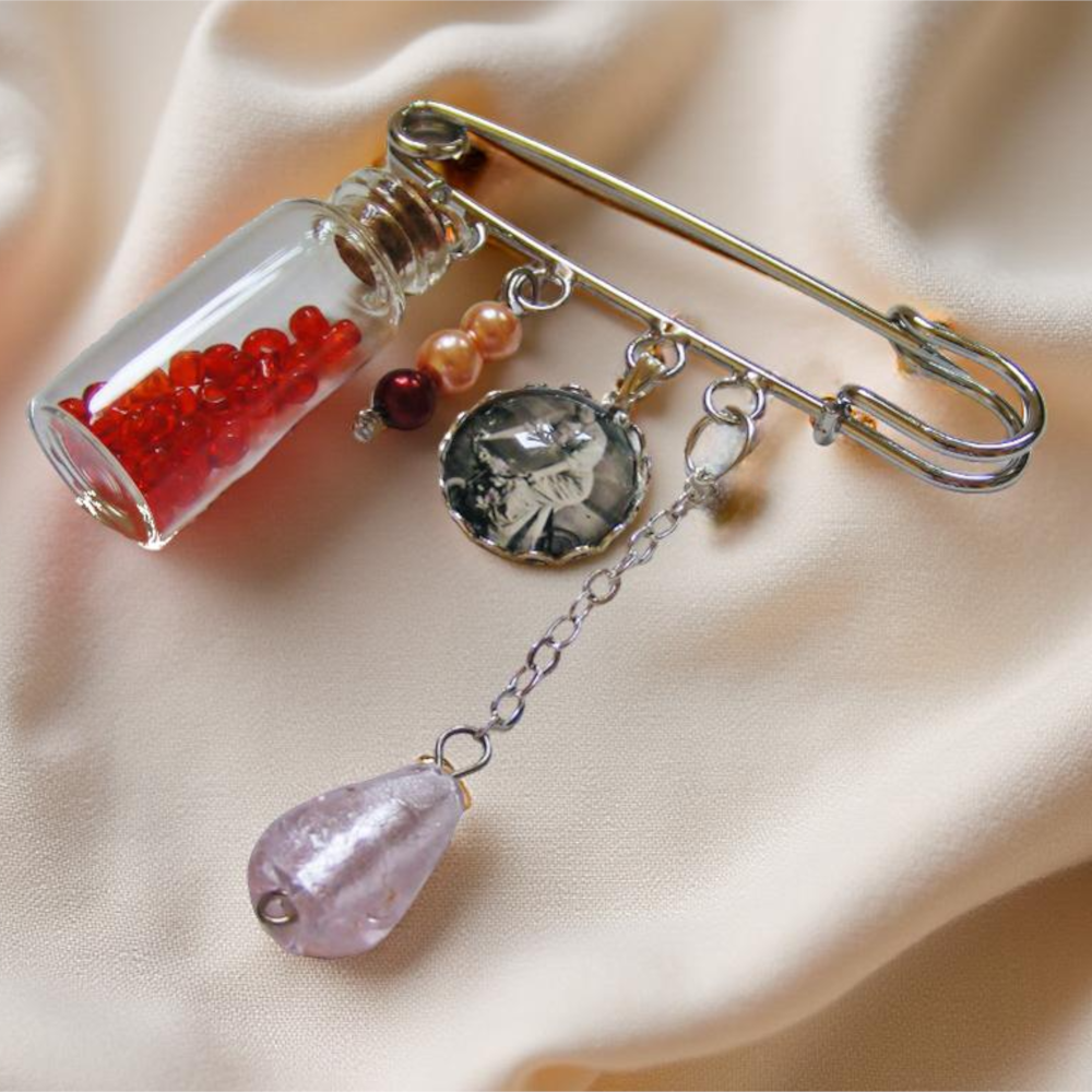 Broszka Vintage Lady I – Styl Retro z Szklaną Butelką i Medalionem