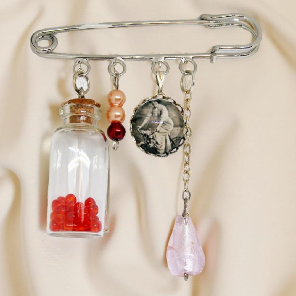 Broszka Vintage Lady I – Styl Retro z Szklaną Butelką i Medalionem