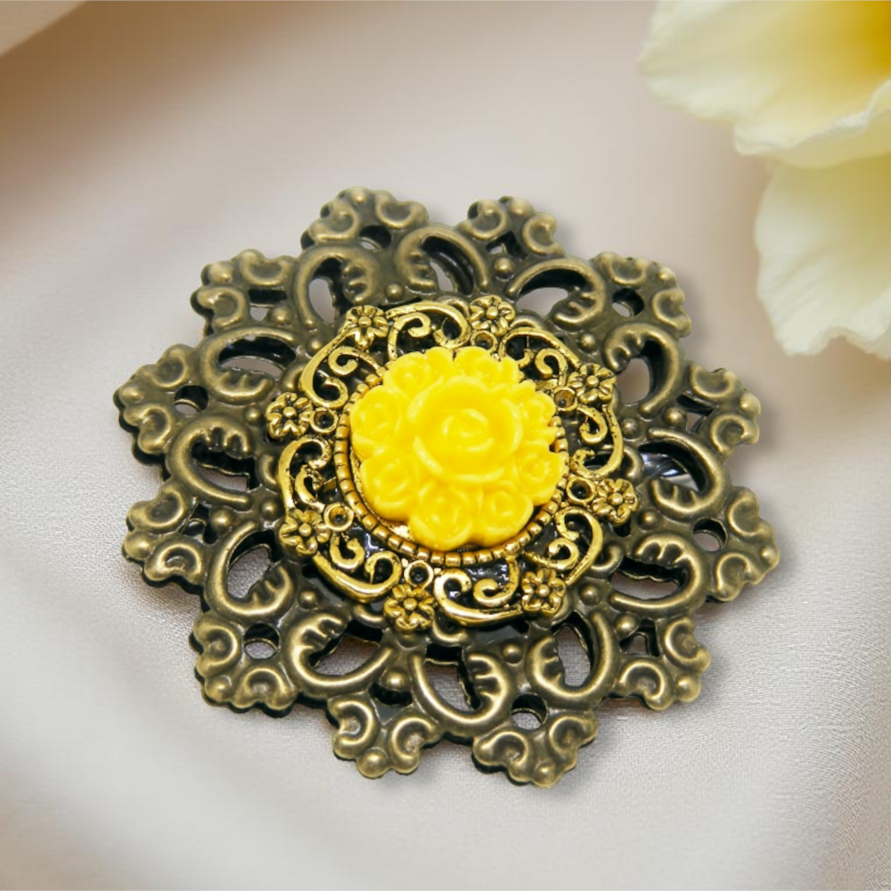 Broszka wiktoriańska z żółtym kwiatkiem na bazie z filigranem w kolorze brązu i złota