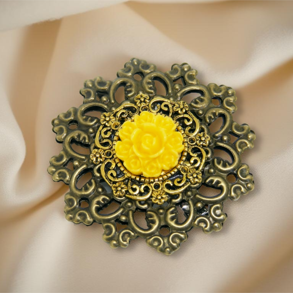 Broszka wiktoriańska z żółtym kwiatkiem na bazie z filigranem w kolorze brązu i złota