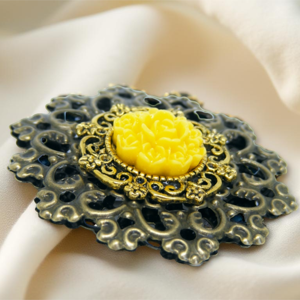 Broszka wiktoriańska z żółtym kwiatkiem na bazie z filigranem w kolorze brązu i złota