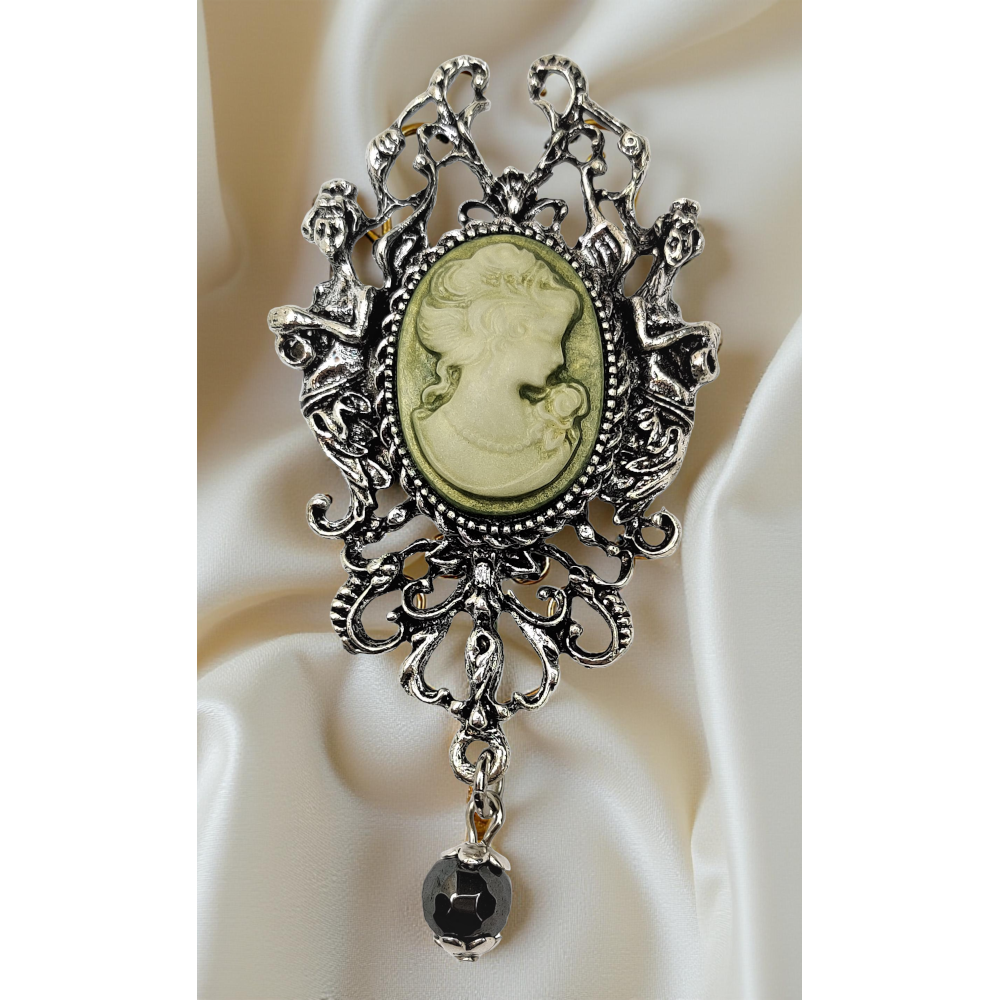 Wiktoriańska broszka z zieloną kameą i hematytowym koralikiem