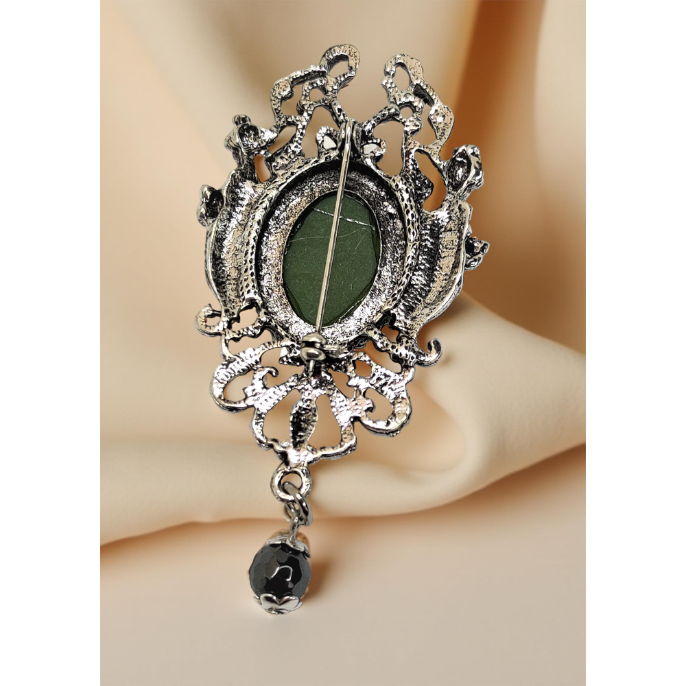 Wiktoriańska broszka z zieloną kameą i hematytowym koralikiem