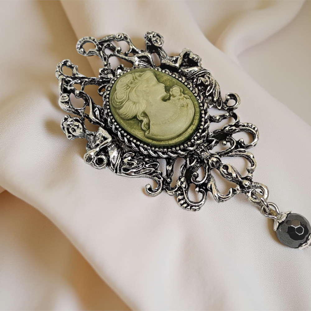 Wiktoriańska broszka z zieloną kameą i hematytowym koralikiem