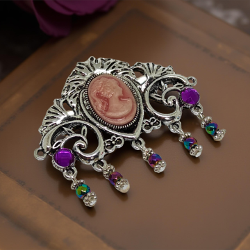 Wiktoriańska broszka z różową kameą i koralikami z hematytu