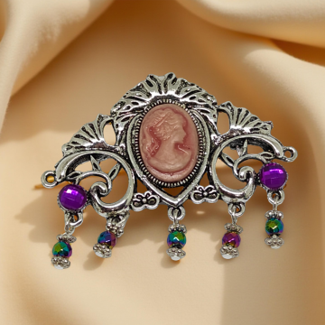 Wiktoriańska broszka z różową kameą i koralikami z hematytu