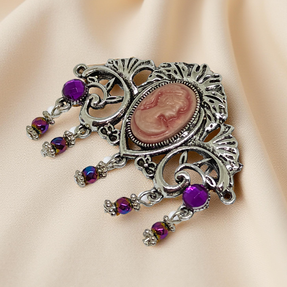 Wiktoriańska broszka z różową kameą i koralikami z hematytu