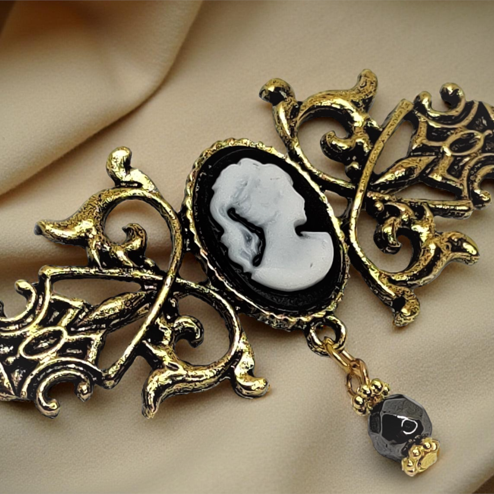 Broszka wiktoriańska w kolorze złota z czarną kameą i koralikiem z hematytu