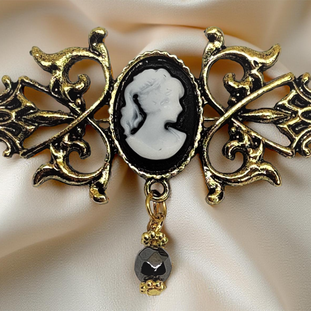 Broszka wiktoriańska w kolorze złota z czarną kameą i koralikiem z hematytu