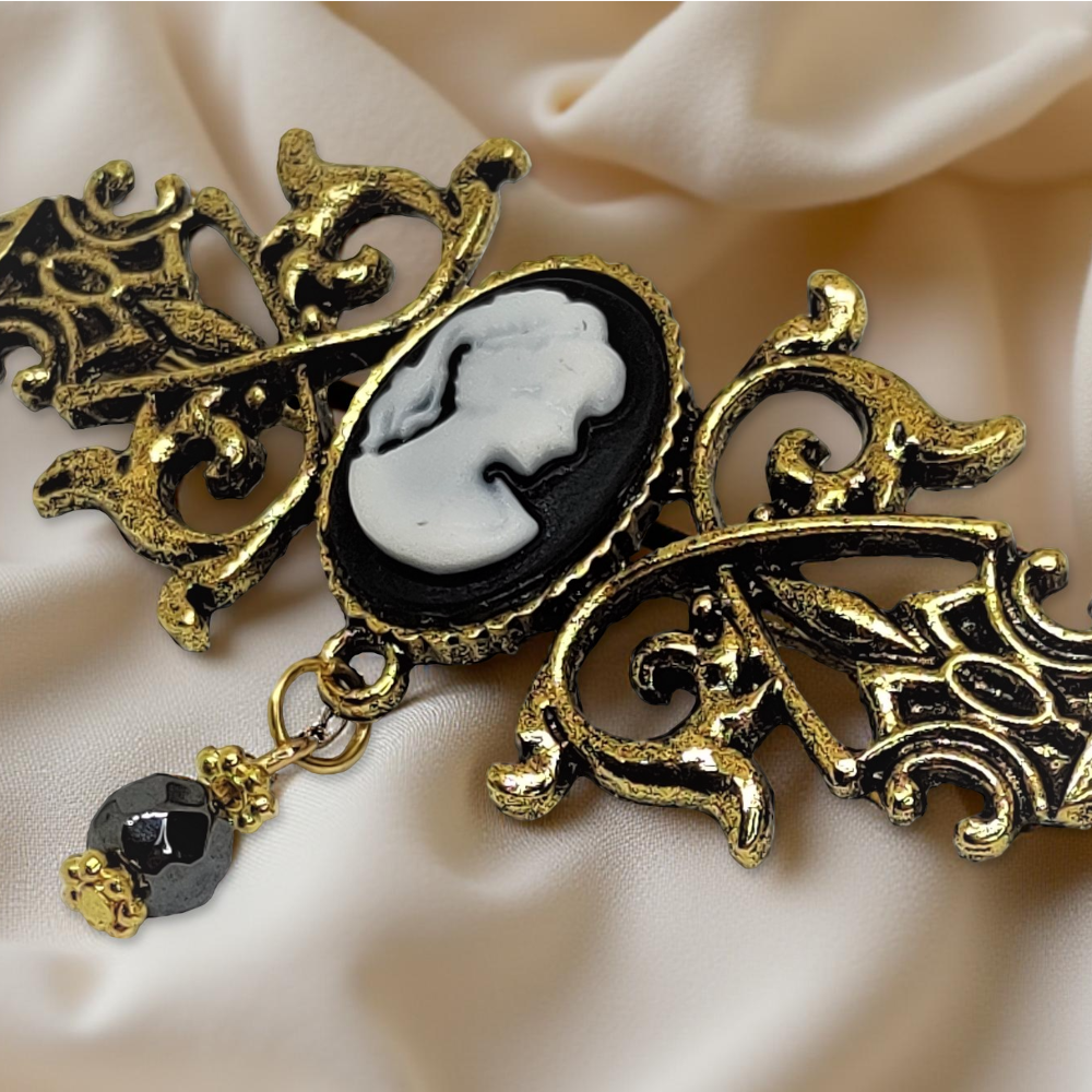 Broszka wiktoriańska w kolorze złota z czarną kameą i koralikiem z hematytu