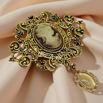 Broszka wiktoriańska złota z fioletową kameą i zawieszką