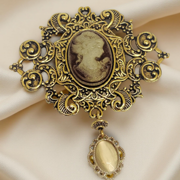 Broszka wiktoriańska złota z fioletową kameą i zawieszką