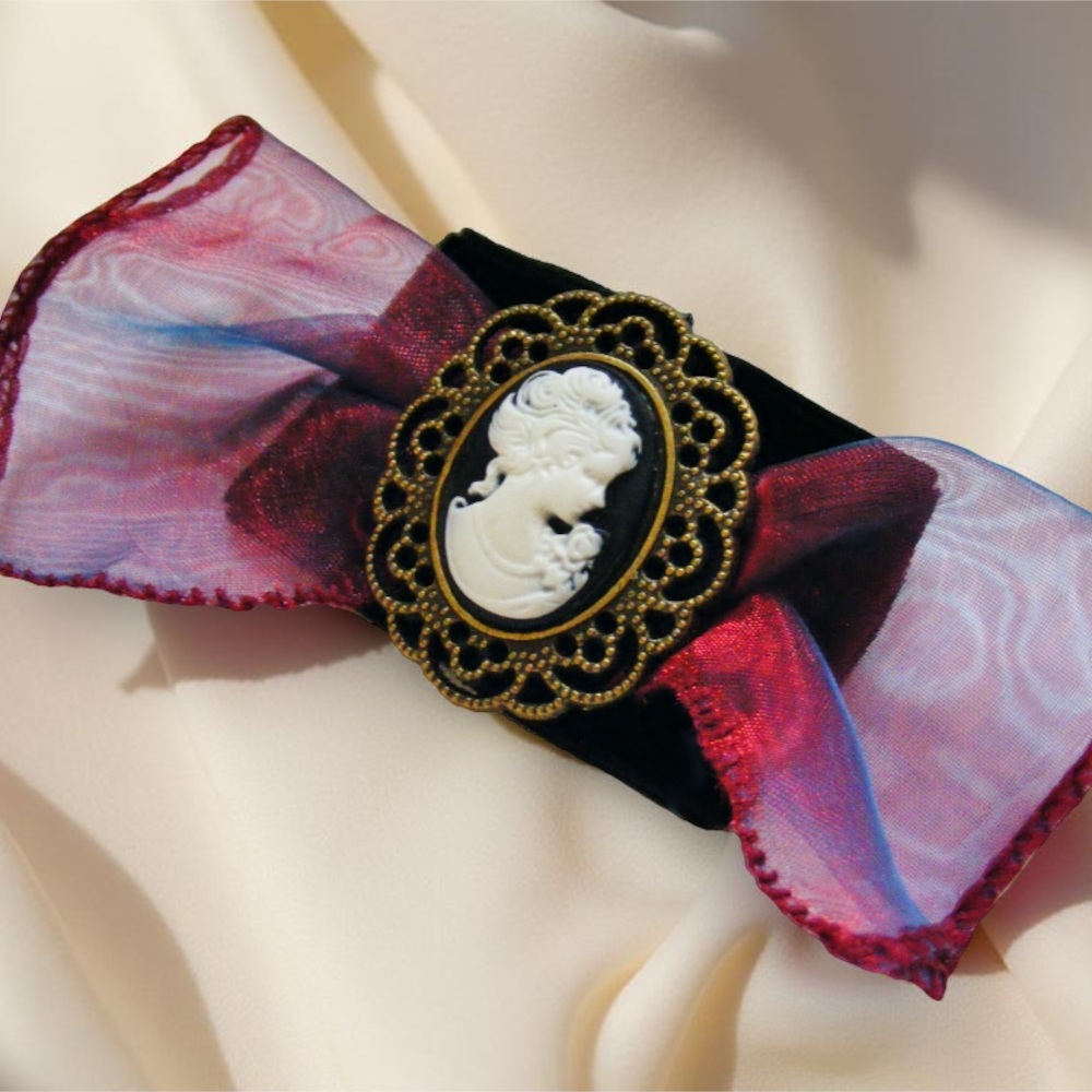 Broszka z czarną kameą i kokardką w stylu wiktoriańskim