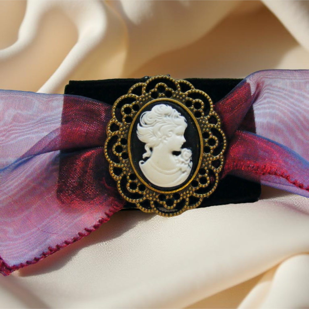 Broszka z czarną kameą i kokardką w stylu wiktoriańskim