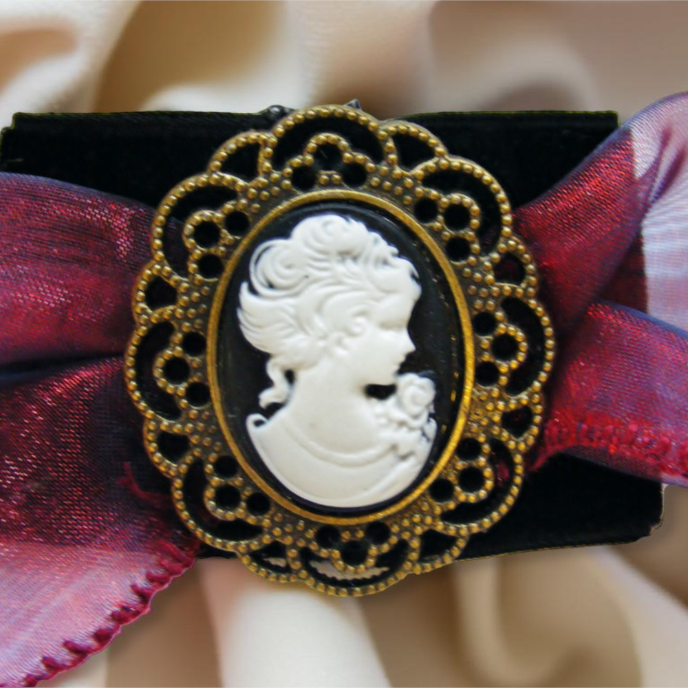 Broszka z czarną kameą i kokardką w stylu wiktoriańskim