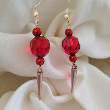 Kolczyki czerwone z koralikami i kolcami – styl gotycki / punk