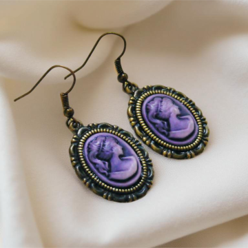 Kolczyki z fioletową kameą – styl wiktoriański, lekkie i eleganckie