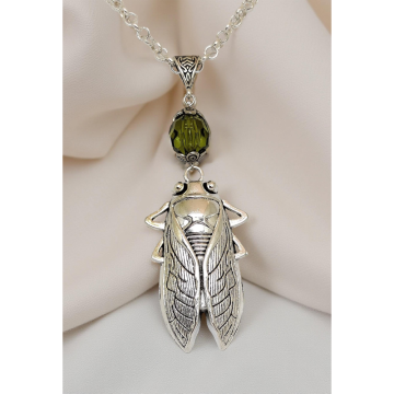 Naszyjnik z cykadą – styl wiktoriański, srebrna zawieszka i zielony koralik