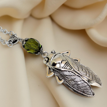 Naszyjnik z cykadą – styl wiktoriański, srebrna zawieszka i zielony koralik