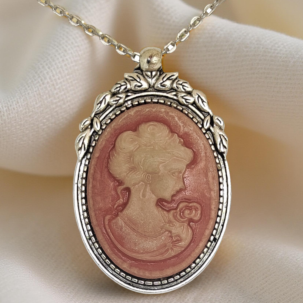 Naszyjnik wiktoriański z różową kameą i srebrną oprawą