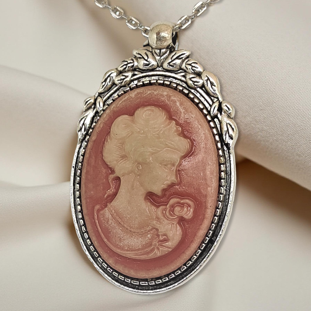 Naszyjnik wiktoriański z różową kameą i srebrną oprawą