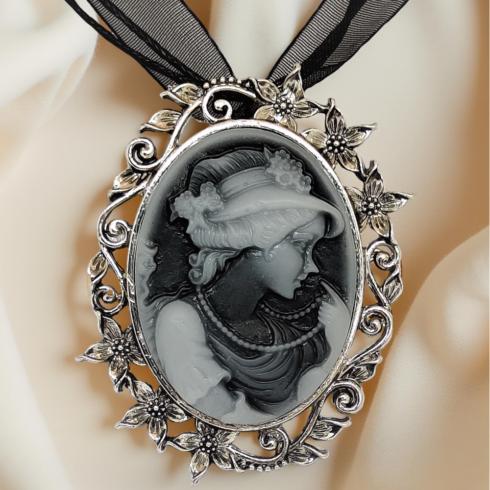 Naszyjnik i broszka 2 w 1 – wiktoriańska kamea szara 30x40mm