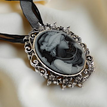 Naszyjnik i broszka 2 w 1 – wiktoriańska kamea szara 30x40mm