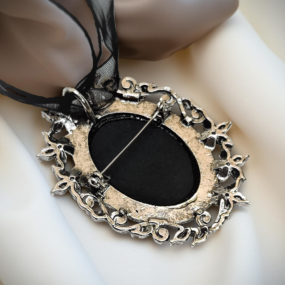 Naszyjnik i broszka 2 w 1 – wiktoriańska kamea szara 30x40mm