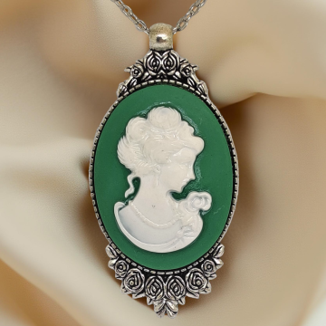 Naszyjnik wiktoriański z zieloną kameą i srebrną ramką