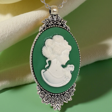 Naszyjnik wiktoriański z zieloną kameą i srebrną ramką