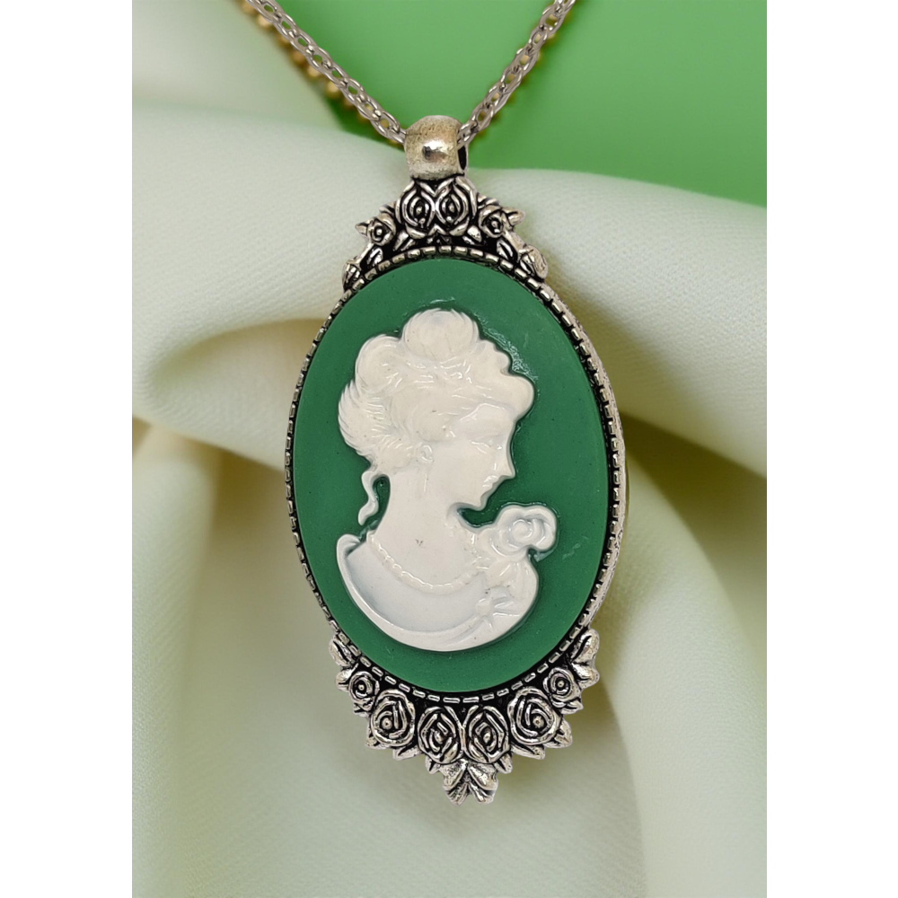 Naszyjnik wiktoriański z zieloną kameą i srebrną ramką